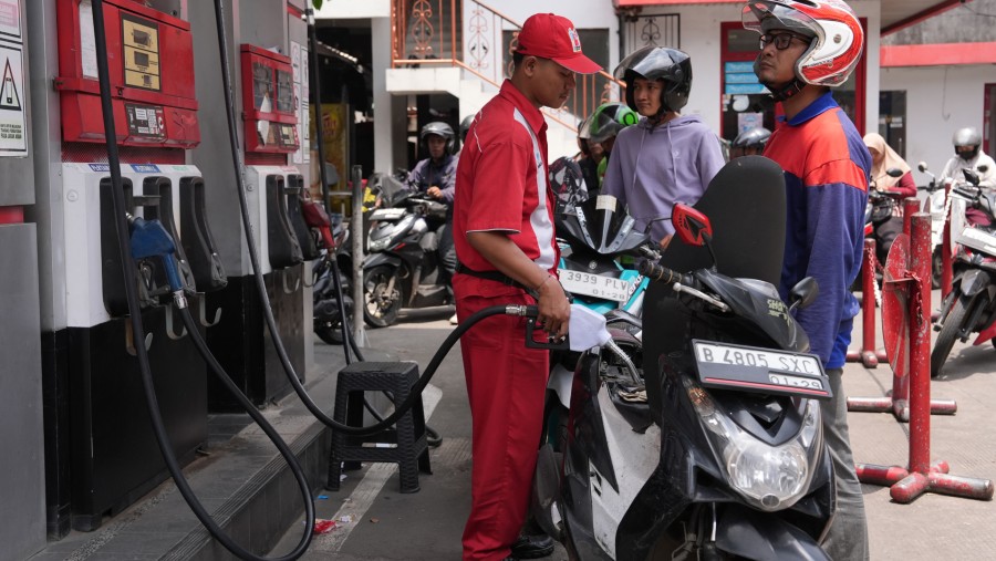 Pengendara mengantre di SPBU PT Pertamina di Jakarta, Indonesia./Bloomberg-Dimas Ardian