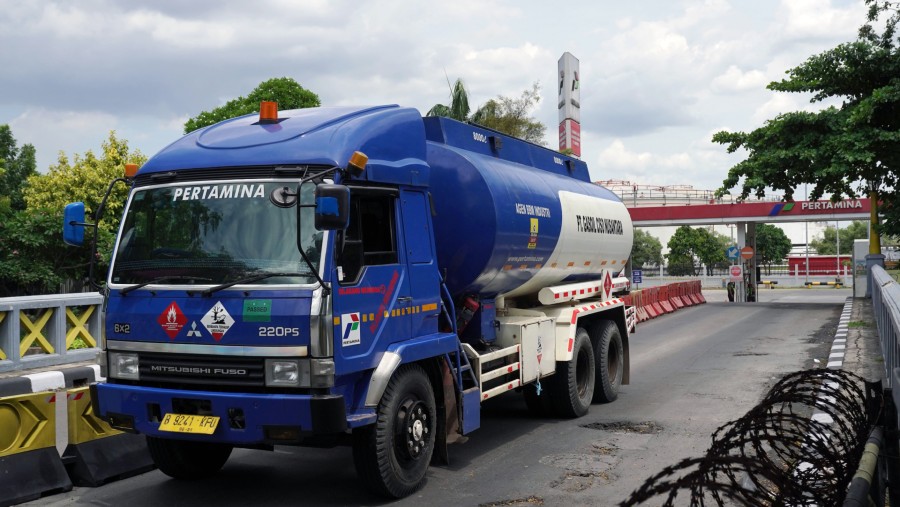 Truk bermerek PT Pertamina berangkat dari depo perusahaan di Plumpang di Jakarta, Indonesia./Bloomberg-Dimas Ardian