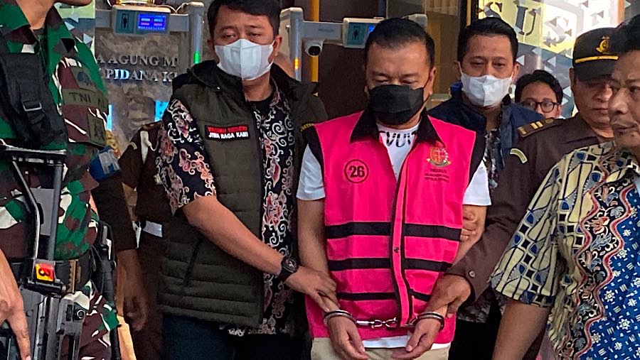 Tersangka kasus TPPU, Don Ritto keluar gedung Bundar Jampidsus di Kejagung, Jumat (17/7/2026). (Bloomberg Technoz/Dovana Hasiana)
