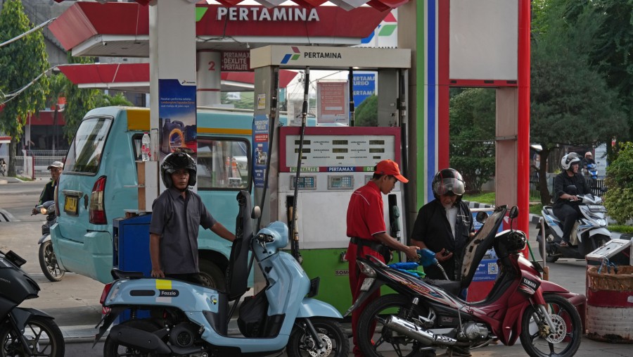Pengendara mengantre di SPBU PT Pertamina di Jakarta, Indonesia./Bloomberg-Dimas Ardian