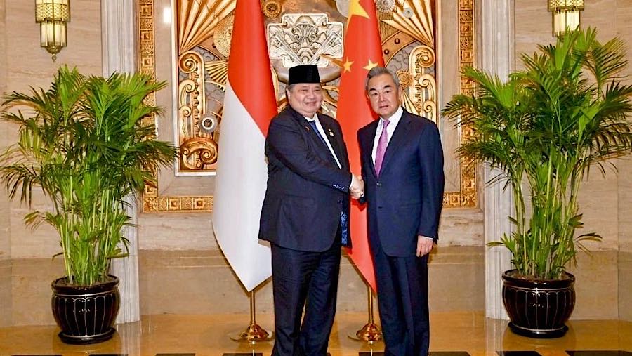 Menko Perekonomian, Airlangga Hartarto bertemu dengan Menlu Republik Rakyat Tiongkok (RRT) Wang Yi, di Shanghai (18/07). (Dok. Kemenko Perekonomian)