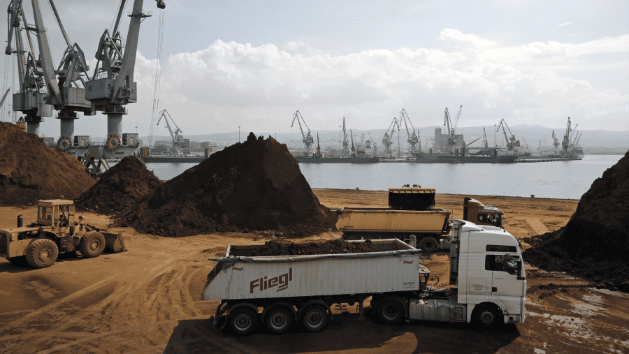 Sebuah ekskavator memuat truk dengan bijih nikel mentah selama operasi di dermaga pelabuhan Thessaloniki./Bloomberg-Konstantinos Tsakalidis