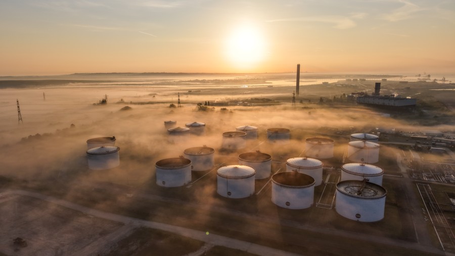 Tangki penyimpanan di terminal bahan bakar penerbangan Shell Haven dekat Stanford-le-Hope, Inggris./Bloomberg