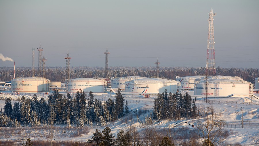 Tangki penyimpanan minyak ESPO yang dioperasikan oleh OAO Transneft di pabrik Yuzhny Balyk di Sentyabrsky, Rusia./Bloomberg-Andrey Rudakov
