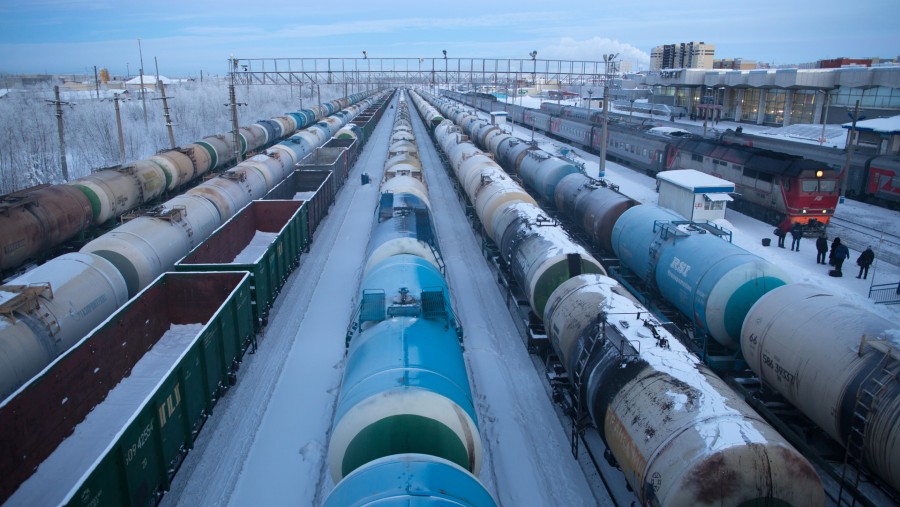 Gerbong-gerbong pengangkut bahan bakar dan minyak terparkir di stasiun kereta api Surgut di Surgut, Rusia./Bloomberg-Andrey Rudakov