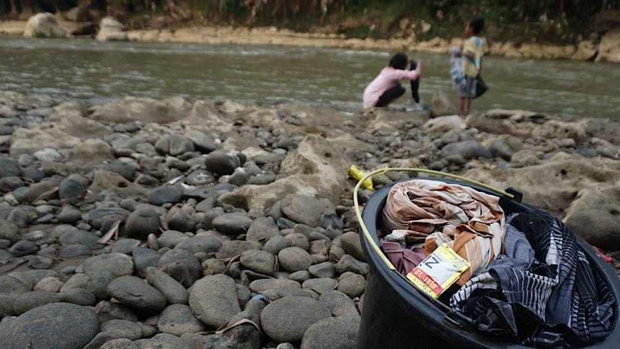 Warga mencuci baju di Sungai Cisadane di Kampung Sawah, Rumpin, Kab. Bogor, Jawa Barat, Senin (20/7/2026). (Bloomberg Technoz/Andrean Kristianto)