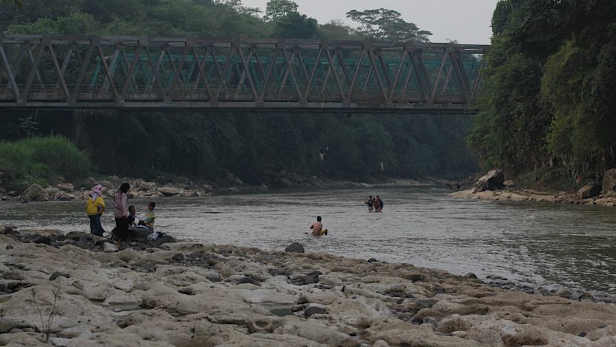 Menurut warga penurunan debit air Sungai Cisadane sudah terjadi sejak 1,5 bulan yang lalu. (Bloomberg Technoz/Andrean Kristianto)