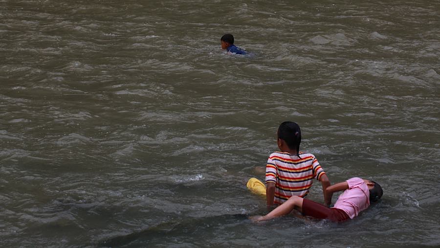 Kondisi tersebut membuat dimanfaatkan sejumlah anak-anak untuk berenang. (Bloomberg Technoz/Andrean Kristianto)