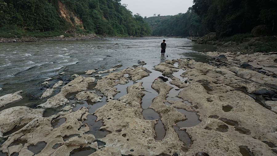 Warga beraktivitas di kali Cisadane di Kampung Sawah, Rumpin, Kab. Bogor, Jawa Barat, Senin (20/7/2026). (Bloomberg Technoz/Andrean Kristianto)