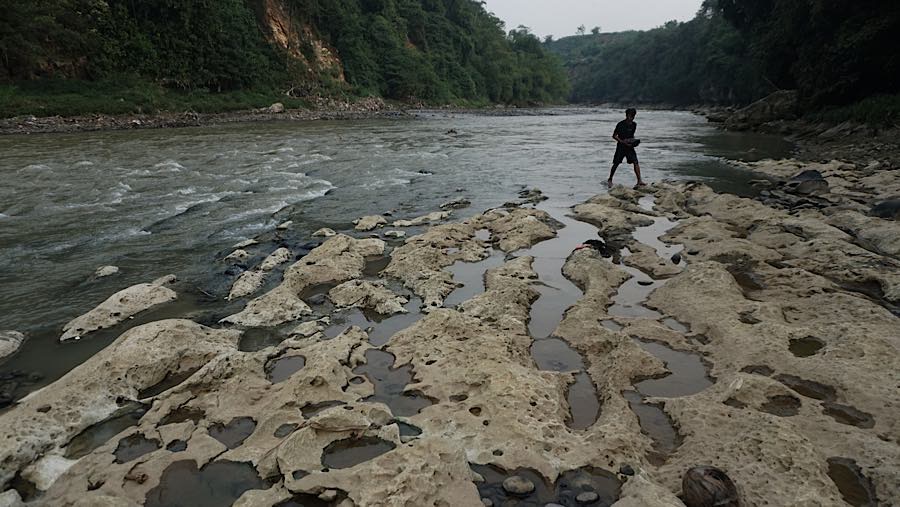 Debit air Sungai Cisadane mengalami penyusutan akibat musim kemarau. (Bloomberg Technoz/Andrean Kristianto)