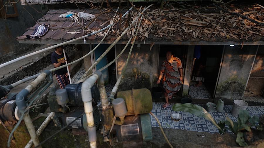Sejumlah pompa air juga dioperasikan guna membantu menyuplai kebutuhan warga. (Bloomberg Technoz/Andrean Kristianto)