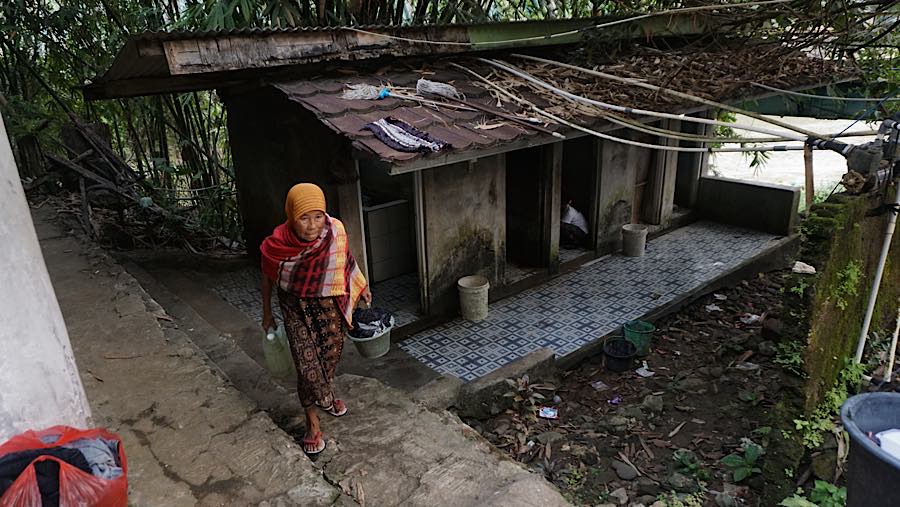 Akibat terbatasnya pasokan air, sebagian warga yang tinggal di kawasan tebing mengakses fasilitas MCK untuk mencuci baju dan lainnya.