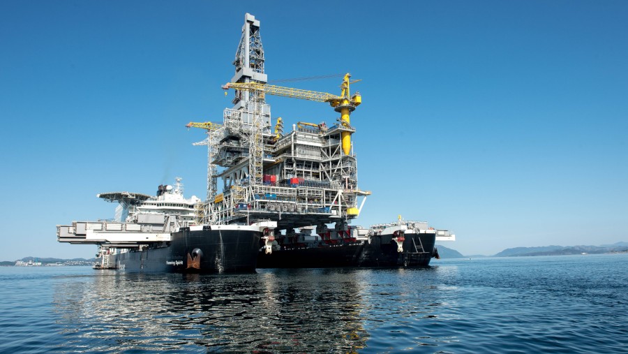 Sebuah anjungan pengeboran minyak berada di atas kapal konstruksi terbesar di dunia, Pioneering Spirit, di fjord Bomla dekat Leirvik./Bloomberg-Carina