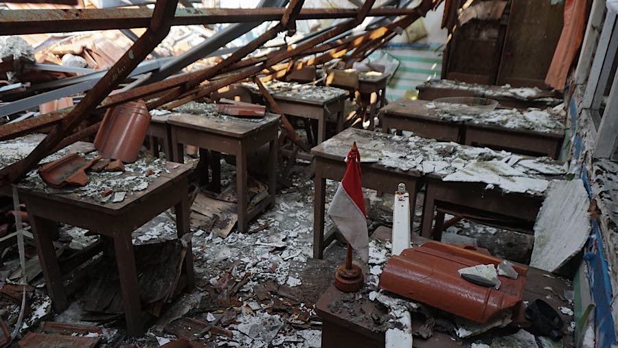 Sejak insiden itu, ratusan siswa harus berbagi kelas dengan menumpang di sekolah tetangga. (Bloomberg Technoz/Andrean Kristianto)