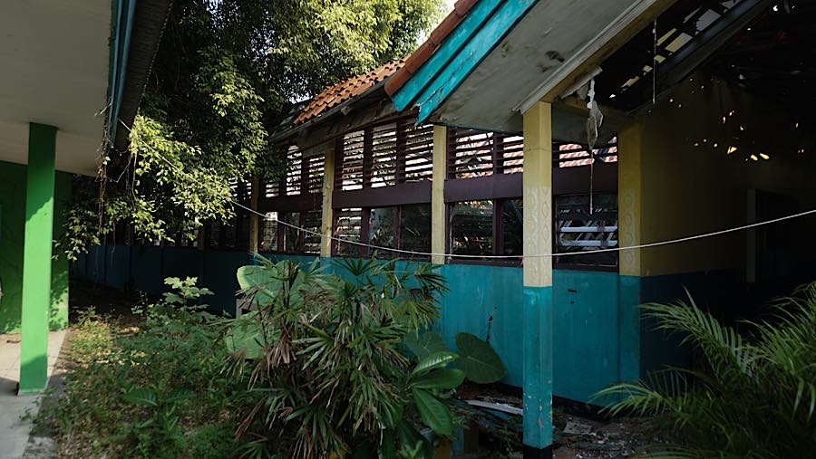 Meski bangunan utama telah dikosongkan sejak roboh pada November 2024, kondisi ruang kelas nyaris tidak berubah (Bloomberg Technoz/Andrean Kristianto)