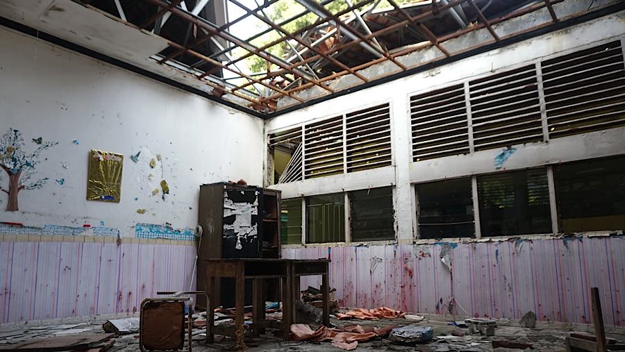 Atap ruangan kelas terlihat bolong karena genteng berjatuhan ke lantai. (Bloomberg Technoz/Andrean Kristianto)