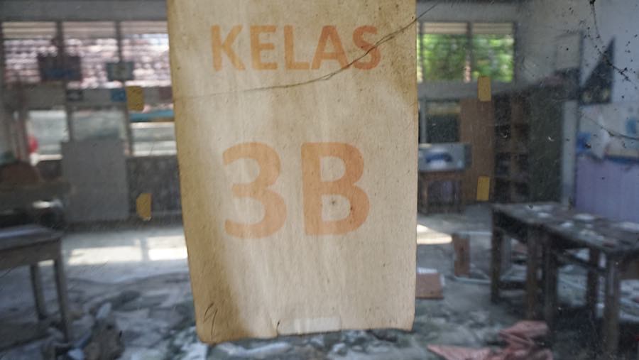 Kondisi ruangan sudah tidak layak dan berbahaya jika melaksanakan aktivitas belajar mengajar. (Bloomberg Technoz/Andrean Kristianto)
