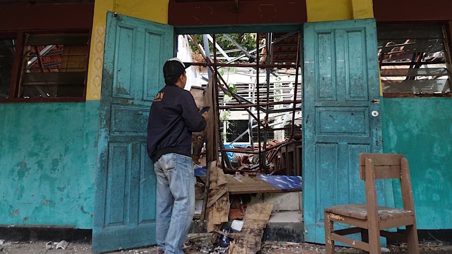 Orang yang berdatangan harus berjalan berhati-hati lantaran banyak puing yang berjatuhan di lantai. (Bloomberg Technoz/Andrean Kristianto)