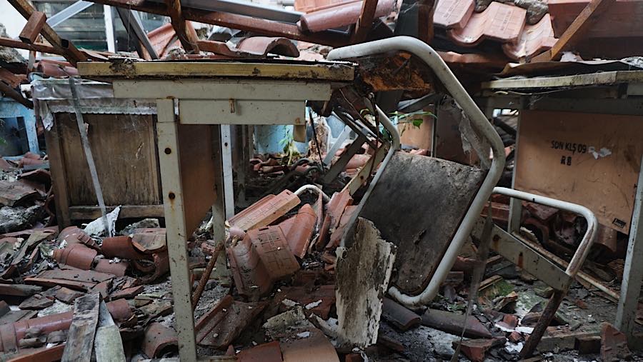 Tiang penyangga berjatuhan menimpa peralatan sekolah seperti lemari, meja dan bangku. (Bloomberg Technoz/Andrean Kristianto)