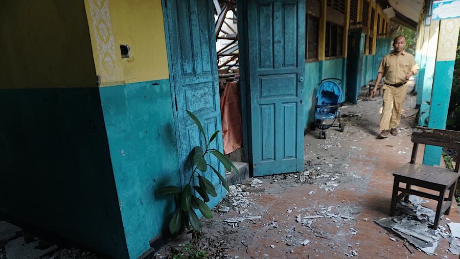 Guru melintas diantara puing bangunan yang ambruk di SDN Kebayoran Lama Selatan 09, Jakarta. Selasa (21/7/2026) (Bloomberg Technoz/Andrean Kristianto)