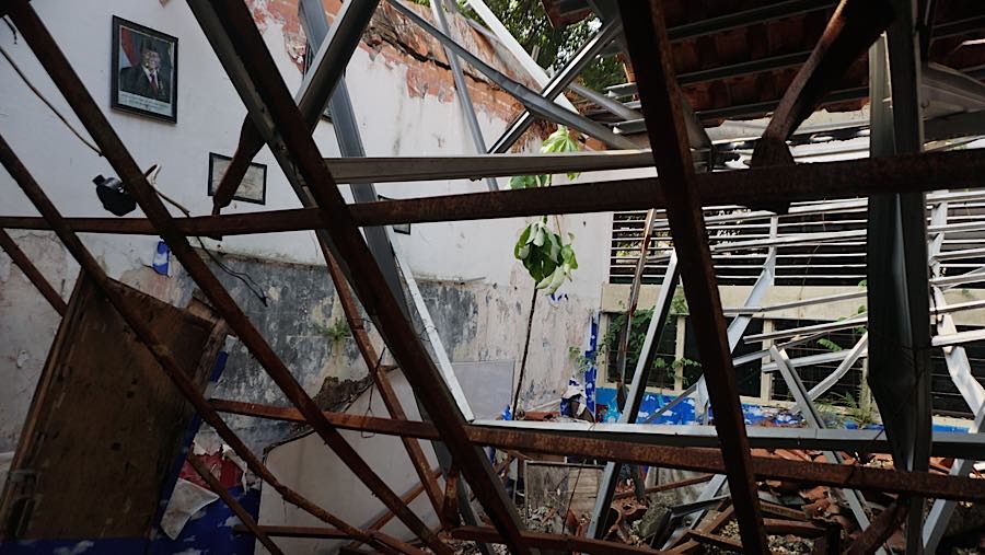 Debu tebal menyelimuti perabot, genteng pecah masih berserakan, dan puing-puing memenuhi hampir seluruh lantai kelas. (Bloomberg Technoz/Andrean K)
