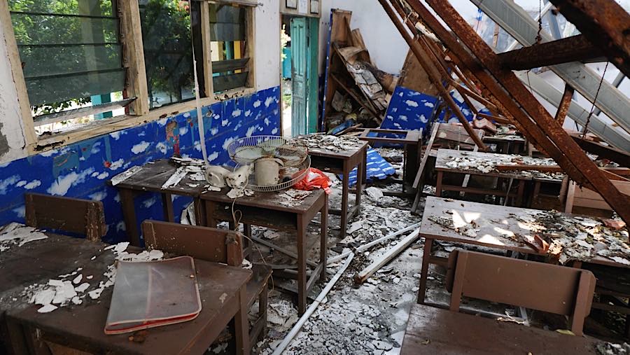 Empat ruang kelas dan satu ruangan UKS di SDN Kebayoran Lama Selatan 09, Kebayoran Lama, Jakarta Selatan ambruk selama dua tahun.