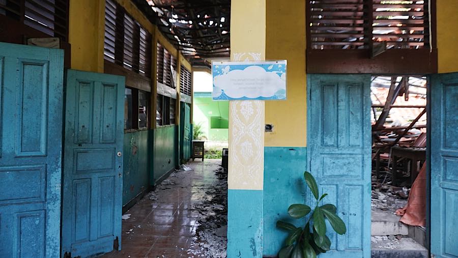 Di salah satu sudut dinding yang masih berdiri, beberapa lembar jadwal piket kelas masih menempel. (Bloomberg Technoz/Andrean Kristianto)