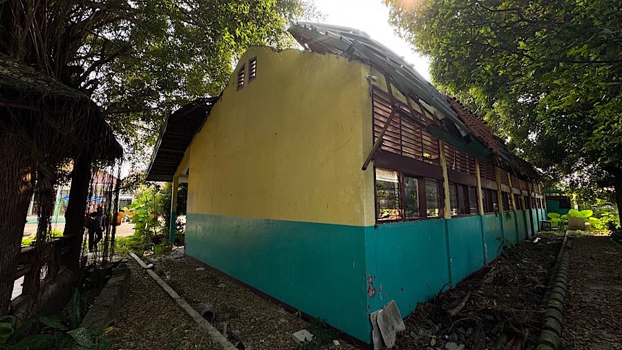 Sekolah yang bangunannya roboh ini ditargetkan mulai dibangun pada 2027. (Bloomberg Technoz/Andrean Kristianto)