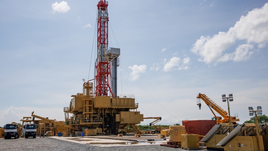 Sebuah anjungan pengeboran minyak di lokasi sumur Ngiri 3 pada proyek Tilenga, yang dioperasikan oleh TotalEnergies EP Uganda./Bloomberg-Luke Dray
