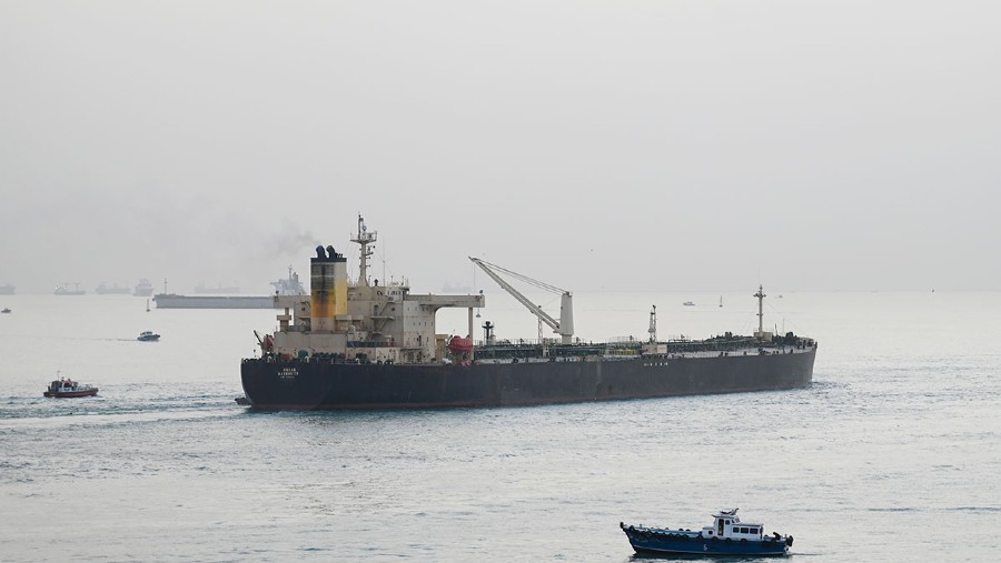 Kapal melintasi Terusan Suez menuju Laut Merah pada tahun 2024. (Sayed Hassan/Getty Images/Bloomberg)