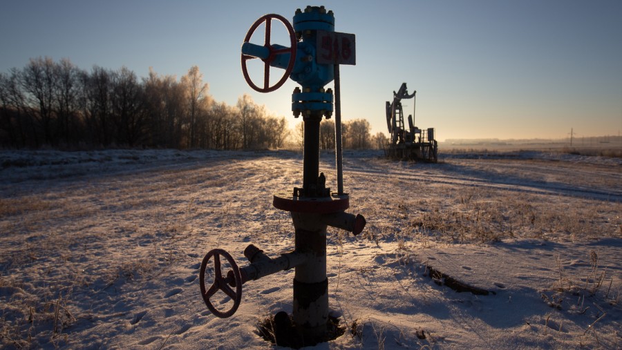 Roda pengontrol katup pada pipa minyak mentah di Rusia./Bloomberg-Andrey Rudakov