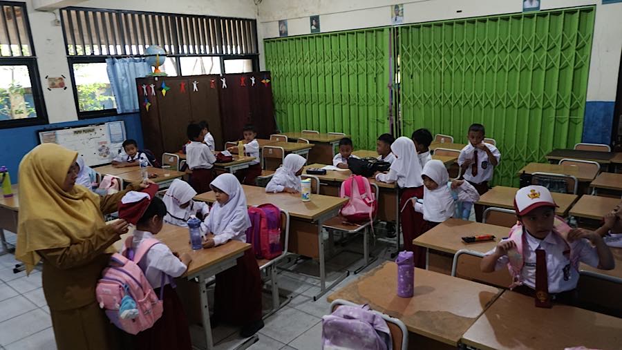 Saat ini para murid masuk siang karena menumpang belajar mengajar di SDN Kebayoran Lama 11. (Bloomberg Technoz/Andrean Kristianto)