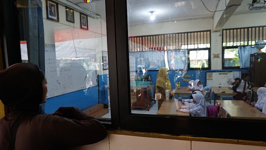 Orang tua murid mengeluhkan jam masuk siang membuat anak-anak kehilangan waktu untuk mengaji di sore hari. (Bloomberg Technoz/Andrean Kristianto)