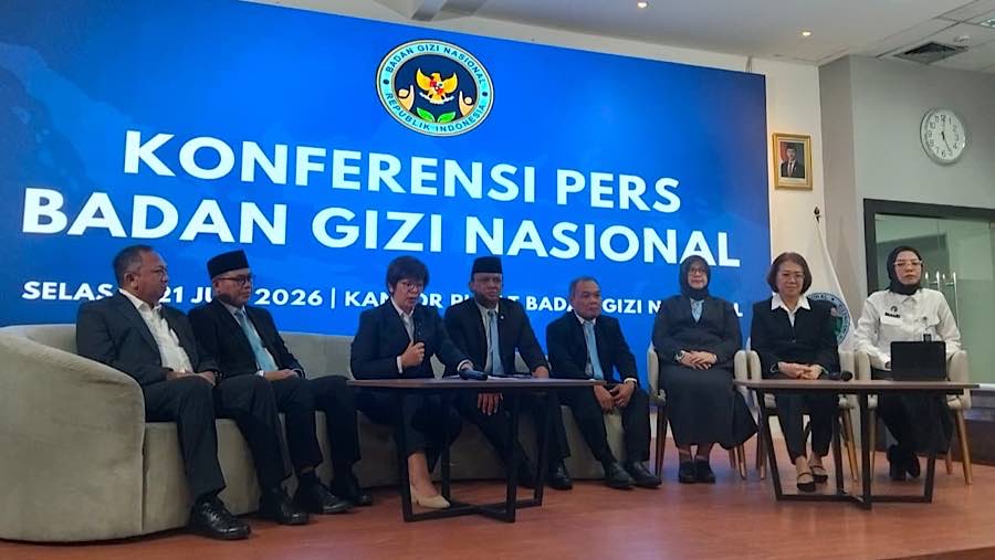 Wakil Kepala BGN Agustina Arumsari dan Trenggono bersama 5 pejabat baru Badan Gizi Nasional. (Bloomberg Technoz/Dinda Decembria)