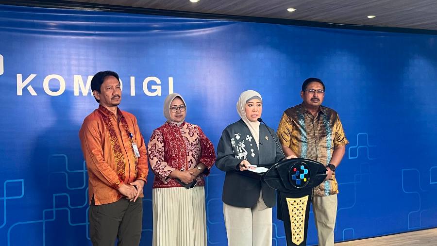 Menkomdigi Meutya Hafiz memberi keterangan kepada media perihal hasil seleksi pengguna pita frekuensi radio 700 MHz dan 2,6 GHz. dok: Muhammad Fikri