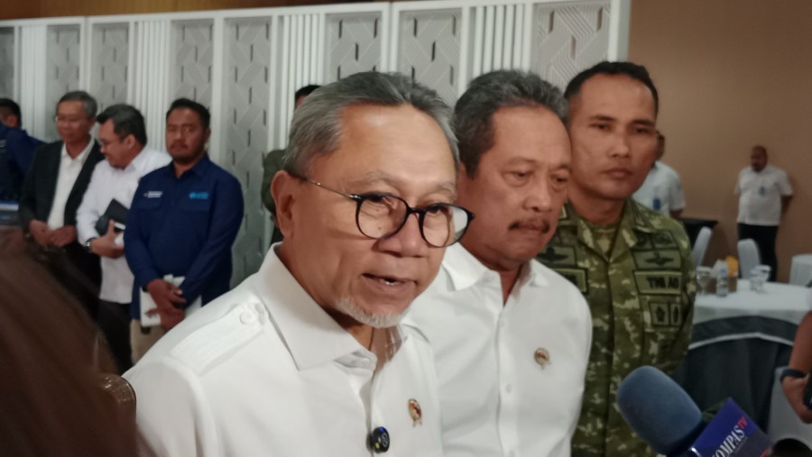 Menko Pangan Zulkifli Hasan dan Menteri KKP Sakti Wahyu Trenggono, Selasa (21/7/2026). (Bloomberg Technoz/Pramesti Regita Cindy)