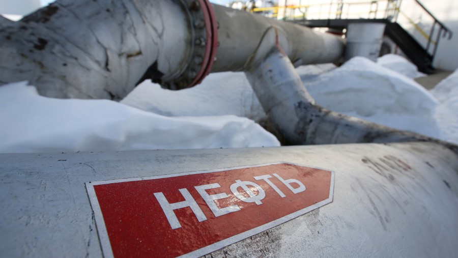 Sebuah tanda panah penunjuk arah aliran bertuliskan 'Minyak' terpasang di pipa minyak Rosneft PJSC, di ladang minyak Samotlor, Rusia./Bloomberg-Andrey