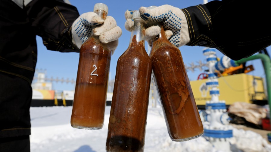 Sampel minyak mentah Siberia di anjungan sumur ganda Rosneft PJSC, di ladang minyak Samotlor dekat Nizhnevartovsk, Rusia./Bloomberg-Andrey Rudakov