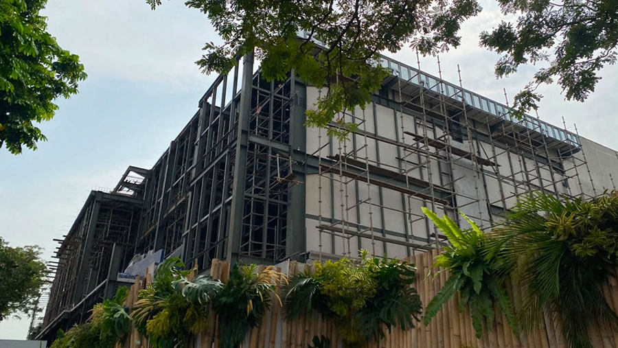 Gedung baru di tengah Kompleks Istana Negara, Jakarta Pusat (Dovana Hasiana/Bloomberg Technoz).