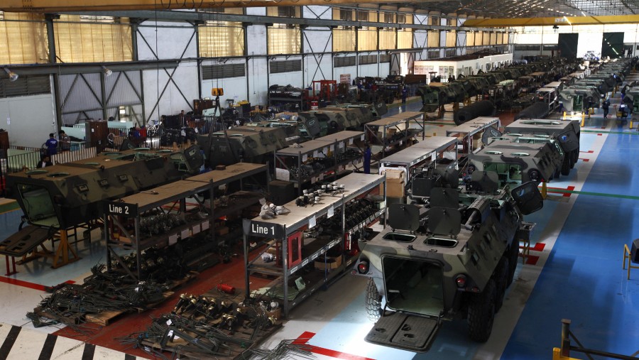 Deretan kendaraan pengangkut personel lapis baja PT Pindad Anoa berdiri di jalur perakitan di pabrik perusahaan di Bandung./Bloomberg-Dadang Tri