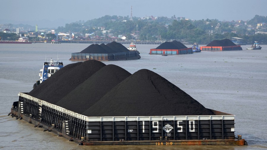 Tongkang yang mengangkut batu bara di Sungai Mahakam di Samarinda, Kalimantan Timur, Indonesia./Bloomberg-Dimas Ardian