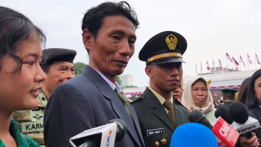 Letda Rizky Fadly, perwira baru TNI AD yang dilantik Presiden Prabowo Subianto. Anak Kuli Bangunan. (Dovana Hasiana/Bloomberg Technoz)