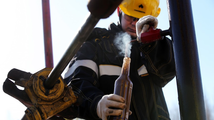 Sampel minyak mentah untuk pengujian di anjungan sumur ganda Rosneft PJSC, di ladang Samotlor dekat Nizhnevartovsk, Rusia./Bloomberg-Andrey Rudakov