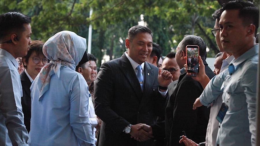 Kepala Badan Gizi Nasional (BGN) Sudaryono menyapa staf BGN saat tiba di Kantor BGN, Jakarta, Rabu (22/7/2026). (Bloomberg Technoz/Andrean Kristianto)