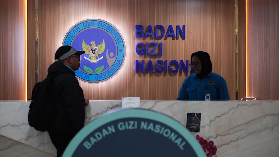 Pekerja beraktivitas di kantor Badan Gizi Nasional (BGN), Jakarta, Rabu (22/7/2026). (Bloomberg Technoz/Andrean Kristianto)