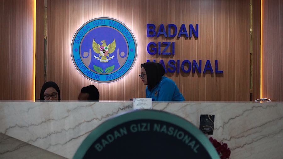 Pekerja beraktivitas di kantor Badan Gizi Nasional (BGN), Jakarta, Rabu (22/7/2026). (Bloomberg Technoz/Andrean Kristianto)