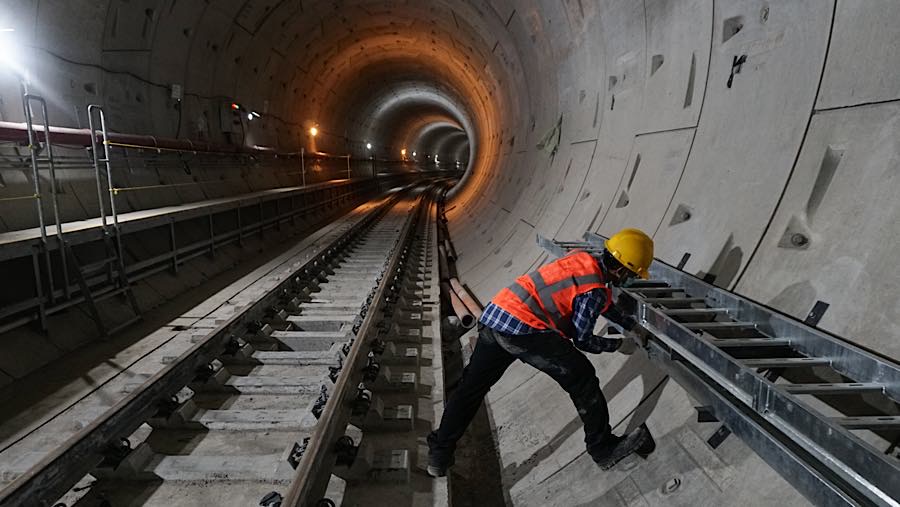 Pekerja menyelesaikan pengerjaan jalur kereta MRT Fase 2A CP 201 di kawasan Monas, Jakarta, Rabu (22/7/2026). (Bloomberg Technoz/Andrean Kristianto)