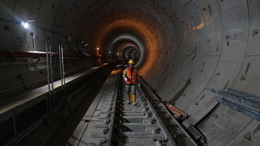 Pekerja menyelesaikan pengerjaan jalur kereta MRT Fase 2A CP 201 di kawasan Monas, Jakarta, Rabu (22/7/2026). (Bloomberg Technoz/Andrean Kristianto)