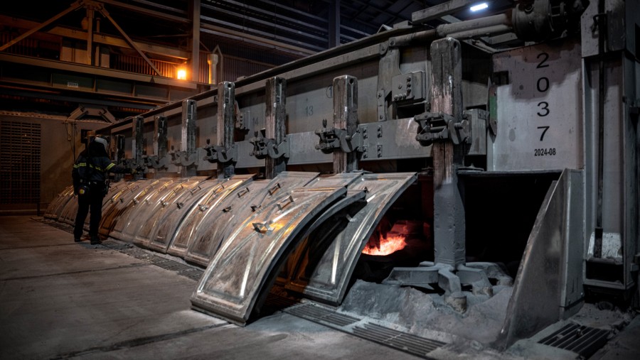 Seorang pekerja memeriksa sel reduksi di pabrik peleburan atau smelter aluminium Rio Tinto Alma di Alma, Quebec, Kanada./Bloomberg-Andrej Ivanov