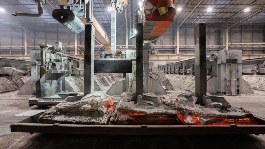 Anoda bekas yang sangat panas di bengkel elektrolisis di pabrik peleburan atau smelter Aluminium Dunkerque SAS di Dunkirk, Prancis./Bloomberg-Nathan L